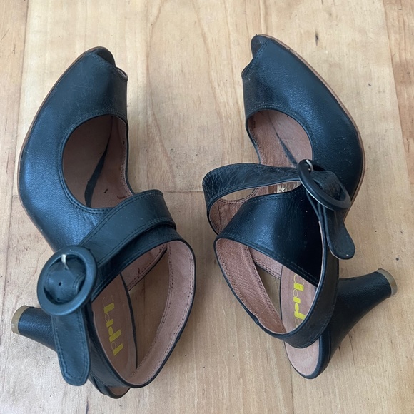 Black leather peep toe high heels - Picture 7 of 8